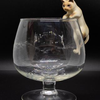 【コレクション】グラスを覗き込む猫ちゃんの小さな置物（グラス付き）