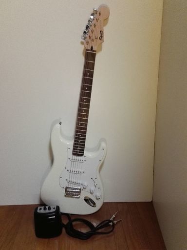 エレキギターSquier by  Fender スクワイアーフェンダー Bullet  Strat 簡易アンプ付き新品同様