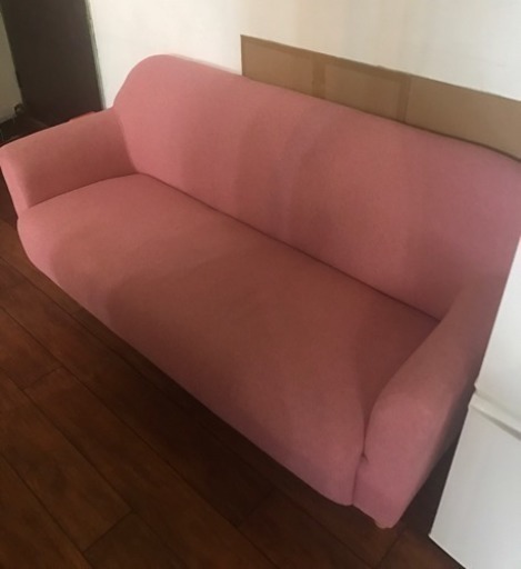 ピンクの3人掛けソファ