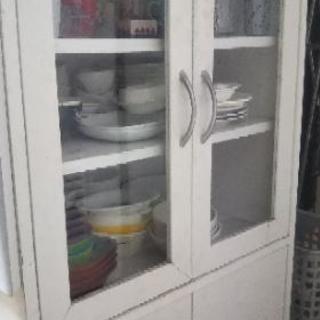 小ぶりの食器棚