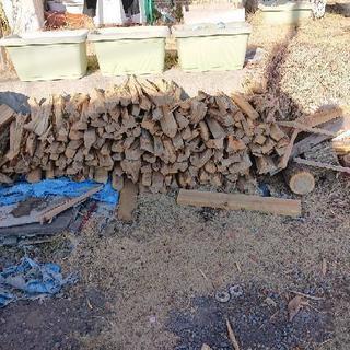 割れない薪原木を割ります。 - その他