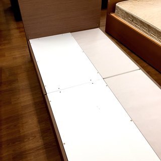 ニトリのシングルベッド。引き出しも付いているので収納もできます。