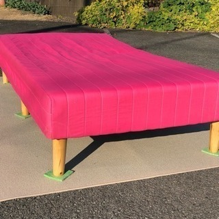この一台無料で差し上げますシングルベッド 綺麗なピンク色です 美品！