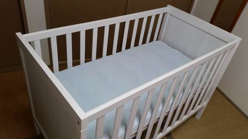 IKEAのベビーベッド（マットレス等付き）