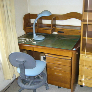 子供が使用していた学習机、本棚