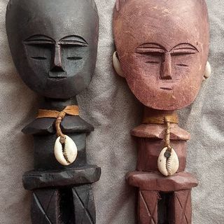 アフリカの木彫りの人形