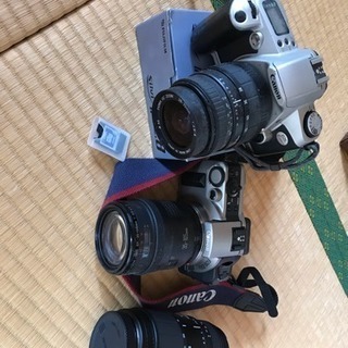 フイルム一眼レフカメラ二台とフイルムコンパクトカメラ一台