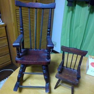 飾り物の椅子　二脚