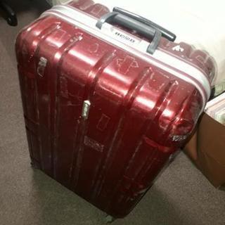赤いキャリーバック・スーツケース
