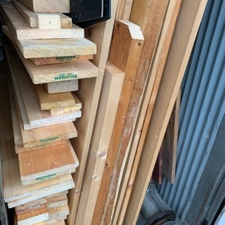 DIYにいかがでしょう 材木たくさんあります
