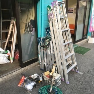 クロス工事に必要な機械、足場、脚立