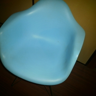 イームスモデルの椅子
