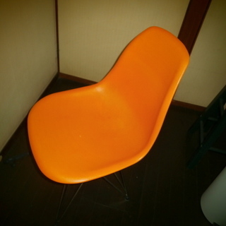 イームスモデルの椅子、オレンジ色