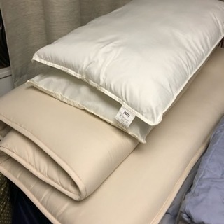 敷布団と枕二個