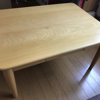 自然な色の木製ローテーブル