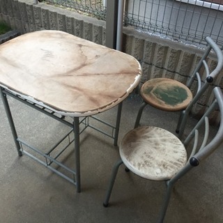 テーブル & 椅子 (x2)