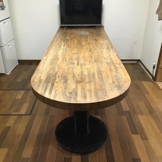 木製の重厚なテーブル