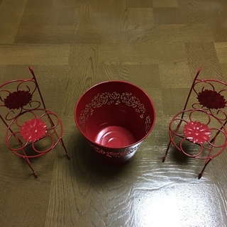 飾り用小物　金属製赤色椅子2脚　金属製赤色バケツ1個！