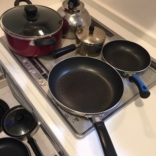 台所の中の鍋やキッチン用品