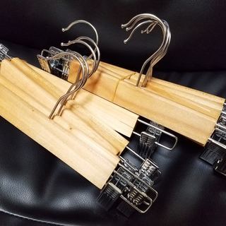 【新品未使用】木製 ズボン・ スカートハンガー クリップ式 10...