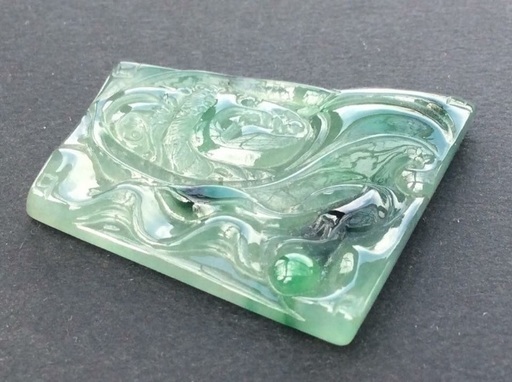 ミャンマー産天然翡翠(硬玉)A貨 彫刻サイズ：約34.4x30.3x3.6mm 重さ 