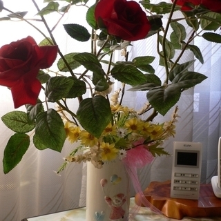 陶器製の花器とバラのアレンジ