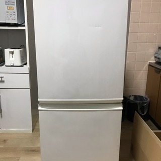 シャープの1人暮らし用冷蔵庫。