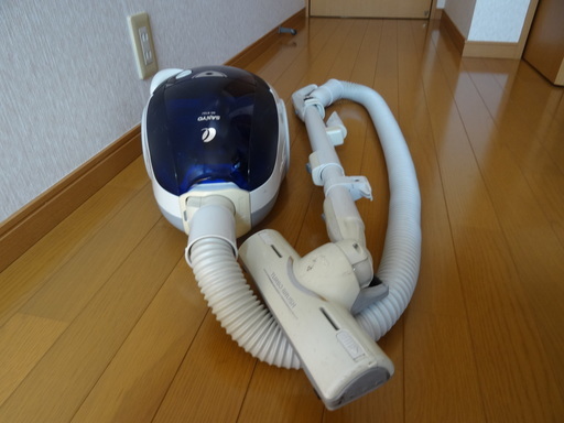 サンヨー掃除機(SC-X!12Jサイクロン方式５６０Ｗ質量4,8㎏