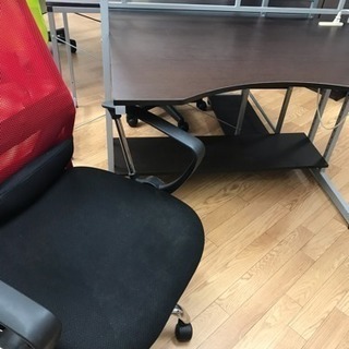 【リサイクルサービス八光 田上店 配達・設置OK】大型 ダークブラウンデスクセット レッド&ブラックチェアー - 売ります・あげます