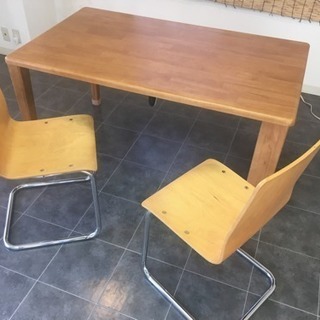 ダイニングテーブルと椅子(二個)セット