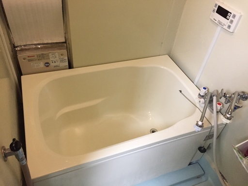 府営住宅　浴槽と給湯器のセット、窓用エアコン(別料金)