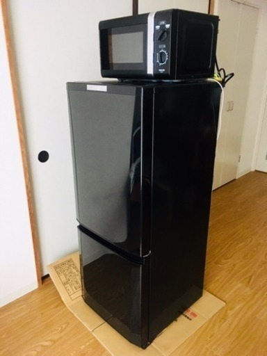 ひとり暮らしに最適 黒で統一した冷蔵庫と電子レンジセット