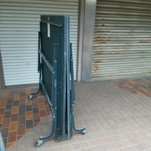 卓球台とラケット