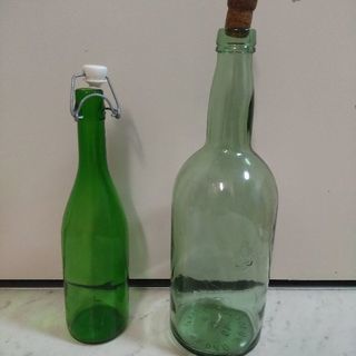アンティークのガラスボトル