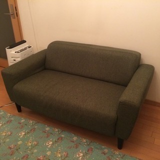 シンプルなグリーンのソファ