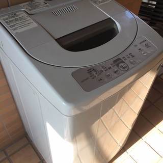 普通に洗濯できますが、2006年製の古い全自動洗濯機、貰ってくれ...