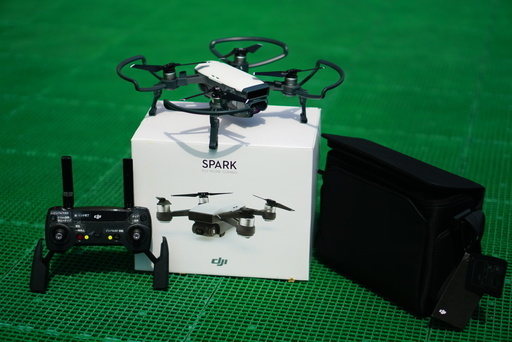 (受付終了)DJI SPARK＋オプション品一式のドローン空撮セット　　　　　　　　　1)DJI SPARKフライモアコンボ   2)PGY社SPARK用フィルター4枚(PL/ND8/ND16/ND32(8,000円相当))   3)SPARKバッテリーを屋外で充電可能な｢Smatree DJI Sparkバッテリー用充電器(6,000円相当)｣  、、、の3つをセットで！