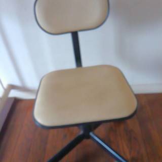 勉強机用の椅子です　さしあげます
