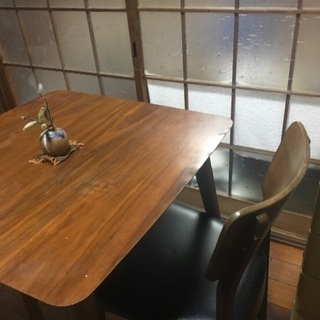 レトロなダイニングテーブルと椅子