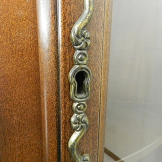 イタリア家具 コーナーキャビネット 飾り棚 コレクションケース 高さ200ｃｍ  札幌市 北区 屯田