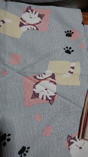 新品の猫柄の着物、帯、帯留めのセットです。