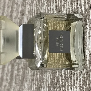 ヴァレンティノ　VERY VALENTINO オードトワレ30ml