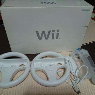 【取引中】任天堂 Wii ソフトとWiiハンドル付き 美品