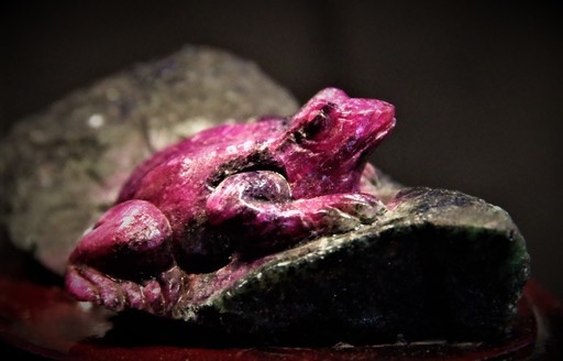 ルビーインゾイサイト 　蛙　カエル　鉱物標本　情熱・積極性・直観力・洞察力