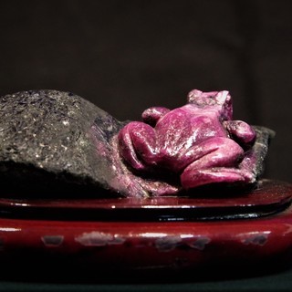 ルビーインゾイサイト 蛙 カエル 鉱物標本 情熱・積極性・直観力・洞察力