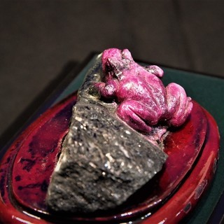 ルビーインゾイサイト 　蛙　カエル　鉱物標本　情熱・積極性・直観力・洞察力 ルビーインゾイサイト 蛙 カエル 鉱物標本 情熱・積極性・直観力・洞察力