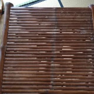 竹のテーブル