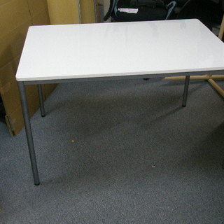 オフィスに映える”白色テーブル”はいかがですか♪