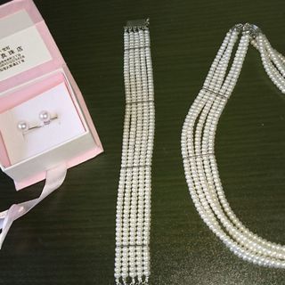 本真珠のイヤリングとブレスレット・ネックレス