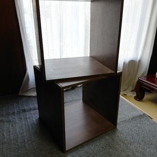 ユニークな箱。椅子や机、踏み台にも最適！